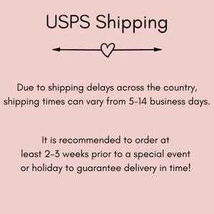 Puede incluir: Informaci&oacute;n de env&iacute;o de USPS con un icono de coraz&oacute;n y texto que indica que, debido a los retrasos en el env&iacute;o en todo el pa&iacute;s, los plazos de env&iacute;o pueden variar de 5 a 14 d&iacute;as h&aacute;biles. Se recomienda realizar el pedido al menos 2-3 semanas antes de un evento especial o un d&iacute;a festivo para garantizar la entrega a tiempo.