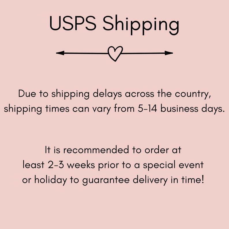 Puede incluir: Informaci&oacute;n de env&iacute;o de USPS con un icono de coraz&oacute;n y texto que indica que, debido a los retrasos en el env&iacute;o en todo el pa&iacute;s, los plazos de env&iacute;o pueden variar de 5 a 14 d&iacute;as h&aacute;biles. Se recomienda realizar el pedido al menos 2-3 semanas antes de un evento especial o un d&iacute;a festivo para garantizar la entrega a tiempo.