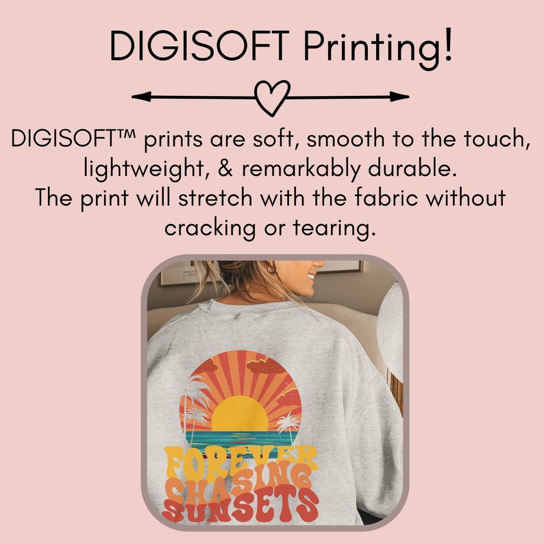 Puede incluir: Una sudadera gris con un estampado gr&aacute;fico de una puesta de sol y el texto "FOREVER CHASING SUNSETS".