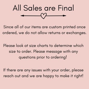 Puede incluir: Un fondo rosa con texto negro que dice "All Sales are Final". El texto est&aacute; centrado y va seguido de un s&iacute;mbolo de coraz&oacute;n y una flecha que apunta hacia la derecha. El texto contin&uacute;a debajo de la flecha con lo siguiente: "Since all of our items are custom printed once ordered, we do not allow returns or exchanges. Please look at size charts to determine which size to order. Please message with any questions prior to ordering! If there are any issues with your order, please reach out and we are happy to make it right!"