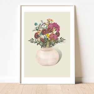 Pode incluir: Uma impressão emoldurada de um buquê de flores em um vaso branco. As flores são rosa, roxas, amarelas e brancas. O fundo é de cor verde claro.