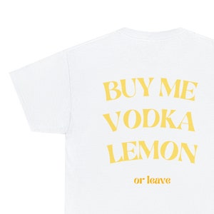 Buy Me Vodka Lemon or Leave T-Shirt // Lustiges Zitat // Party Sommer Aperol Spritz Lustiges Geschenk // Bedrucktes, Minimalistisches Shirt Bild 1