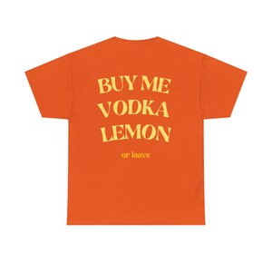 Buy Me Vodka Lemon or Leave T-Shirt // Lustiges Zitat // Party Sommer Aperol Spritz Lustiges Geschenk // Bedrucktes, Minimalistisches Shirt Bild 6