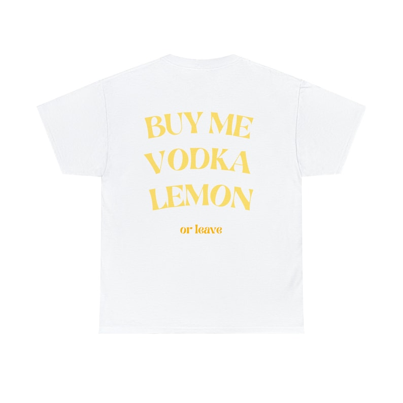 Buy Me Vodka Lemon or Leave T-Shirt // Lustiges Zitat // Party Sommer Aperol Spritz Lustiges Geschenk // Bedrucktes, Minimalistisches Shirt Bild 1