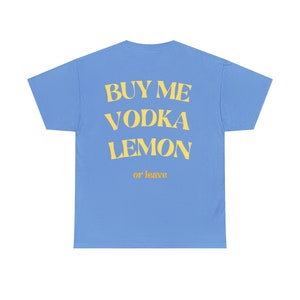 Buy Me Vodka Lemon or Leave T-Shirt // Lustiges Zitat // Party Sommer Aperol Spritz Lustiges Geschenk // Bedrucktes, Minimalistisches Shirt Bild 2