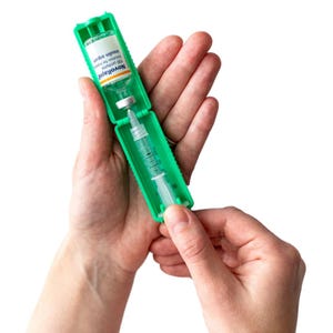 Puede incluir: Un estuche verde para pluma de insulina contiene un vial de Novorapid y una jeringa. El vial está etiquetado con texto. La jeringa es transparente con medidas. El estuche se sostiene con dos manos sobre un fondo blanco.