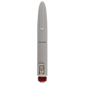 Peut inclure: Un stylo d'injection médical gris avec une surface texturée. Le stylo a un cadran rouge en bas et une fenêtre affichant une échelle numérique. Le stylo est conçu pour administrer des médicaments.