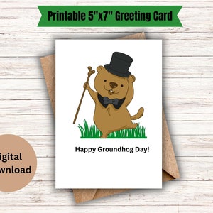 Puede incluir: Tarjeta de felicitación imprimible de 12,7 cm x 17,8 cm con una marmota de dibujos animados que lleva un sombrero de copa y una pajarita, de pie en un parche de hierba verde. La tarjeta dice "¡Feliz Día de la Marmota!"