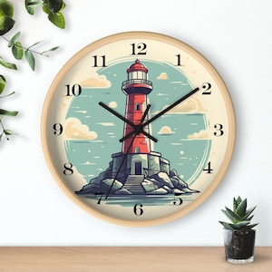 Puede incluir: Un reloj redondo de madera con una ilustración de un faro rojo y blanco. La esfera del reloj tiene marcadores de hora en números romanos negros y manecillas negras. El faro está en una isla rocosa con agua azul y nubes en el fondo.
