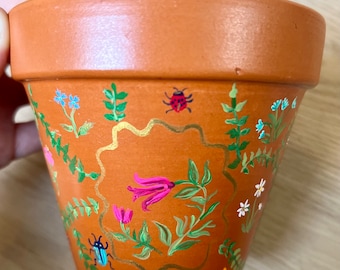Maceta de terracota para jardín pintada a mano