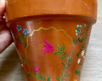 Maceta de terracota para jardín pintada a mano