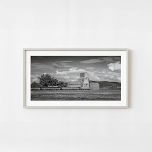 Canada Saskatchewan Chamberlain historique silo à grain passant train Art mural paysage rural noir et blanc | Édition limitée de 10