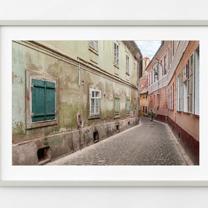 Mann geht eine alte Gasse entlang Rumänien | Wandkunst