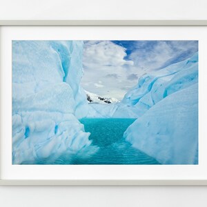 Piscina naturale di acqua di un iceberg in Antartide / Wall Art