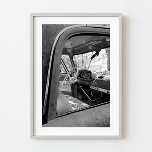 Cabine de camion Dodge cassée et abandonnée en noir et blanc | Art mural