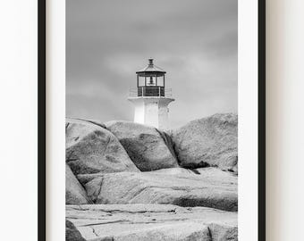 Faro di Peggys Cove, oltre le rocce arrotondate: fotografia costiera in bianco e nero