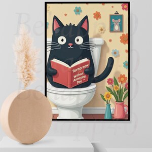 Peut inclure: Impression encadrée d'un chat noir de dessin animé lisant un livre intitulé "Tomorrow Without Annoying Dog" sur des toilettes. Le fond présente un motif floral et une petite image encadrée d'une souris.