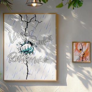 Peut inclure: Deux impressions d'art encadrées. La plus grande affiche affiche les mots "Limit Breaker Rule Maker" avec un poing perçant une surface fissurée. L'œuvre a un fond blanc avec des lignes bleues et un poing turquoise. La seconde est abstraite.