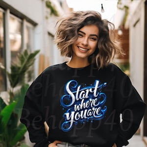 Peut inclure: Sweat-shirt noir avec l'inscription "Start where you are" en blanc et bleu. Le design présente une police stylisée et artistique avec un effet de dégradé. C'est un vêtement décontracté.