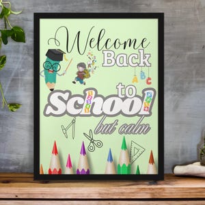 Peut inclure: Affiche encadrée avec un fond vert clair et l'inscription "Welcome Back to School but calm" dans une police fantaisiste. L'affiche présente des illustrations de crayons, d'un crayon avec des lunettes, d'un élève et de fournitures scolaires.