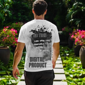 Peut inclure: Un t-shirt blanc avec le texte "NO TIME" et "LIVE YOUR LIFE PROPERLY BEFORE THE AGE OF SIXTY YEARS DIGITAL PRODUCT". La personne porte le t-shirt et marche sur un chemin de pierre.