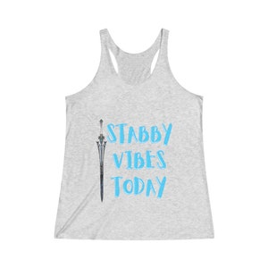 Puede incluir: Un top de tirantes gris con el texto "Stabby Vibes Today" en letras azules y un gráfico de espada plateada.