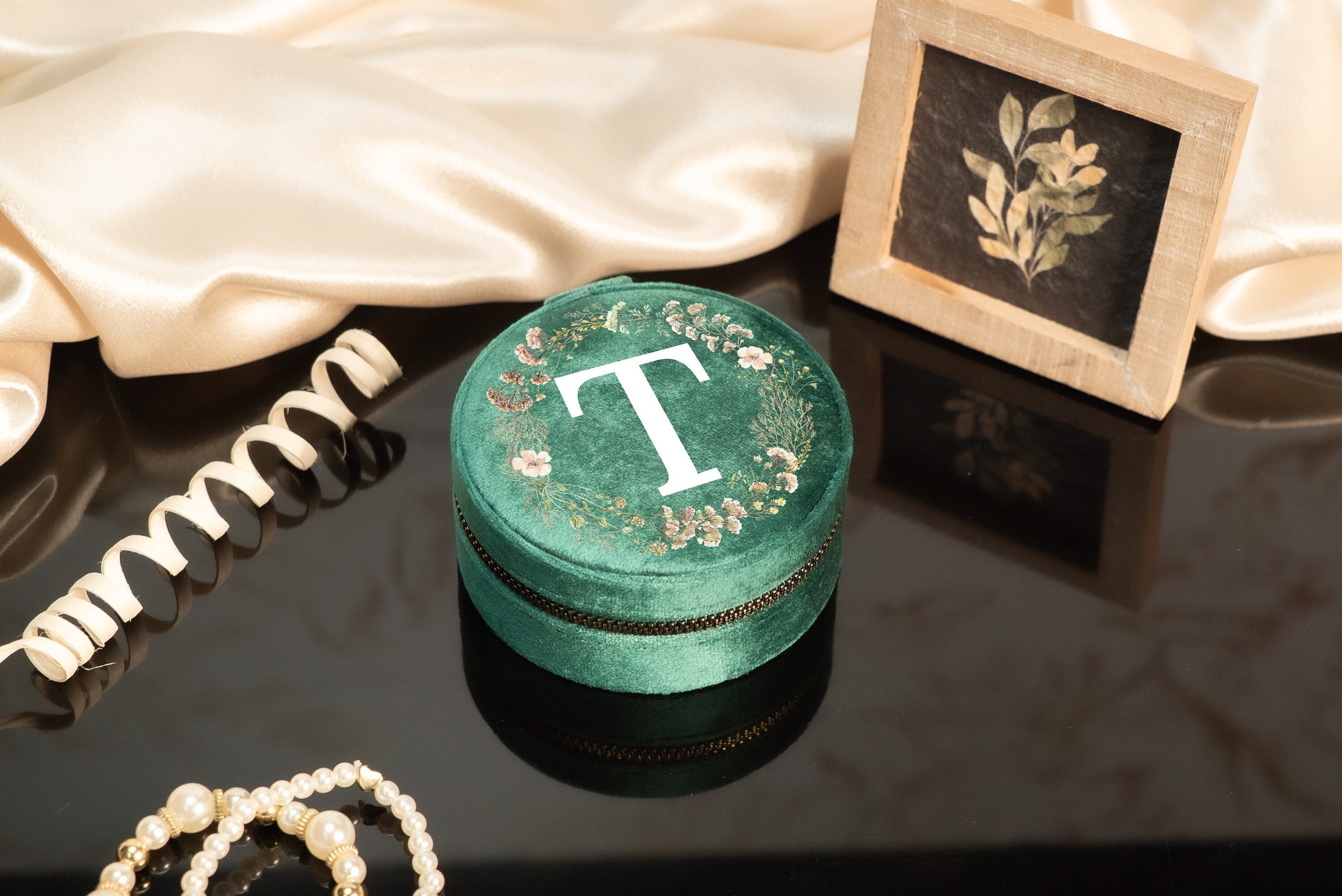 Floral Wreath Initial Jewelry Box, Personalized Velvet Jewelry Storage, Bridesmaid Proposal Gifts, Round Jewelry Case, Bachelorette Gifts