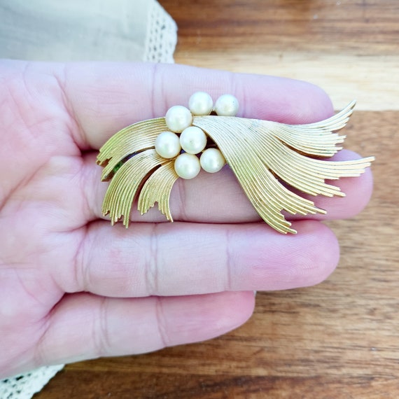 Vintage crown trifari brooch gold feathered pin f… - image 10