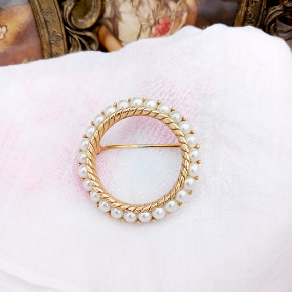 Faux pearl and gold circle pin vintage crown trif… - image 4