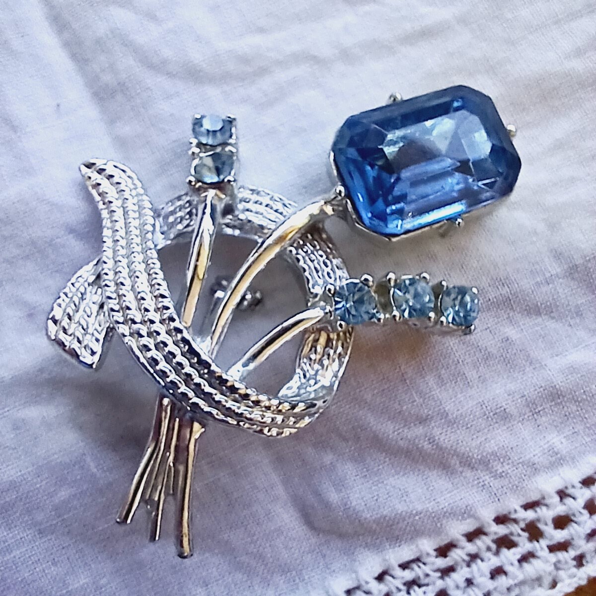 Broche Fleur En Argent 835 Avec Cristal Bleu - Style Topaze, Occasion
