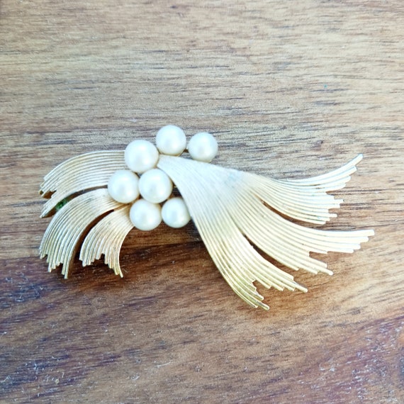 Vintage crown trifari brooch gold feathered pin f… - image 1