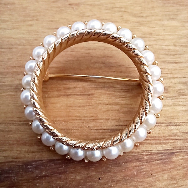 Faux pearl and gold circle pin vintage crown trifari white classic brooch infinite unending meaningful jewelry mid-century modern 50s style