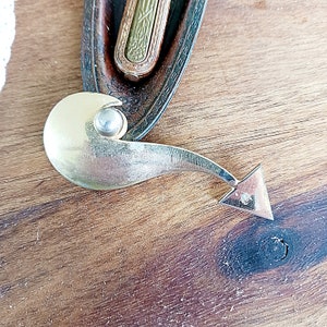 Broszka w kształcie rzeźbionej strzały w stylu vintage, nowoczesna złota, wygięta, kierunkowa szpilka, wyjątkowa biżuteria artystyczna, duży klips z połowy XX wieku