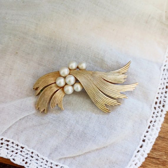 Vintage crown trifari brooch gold feathered pin f… - image 3