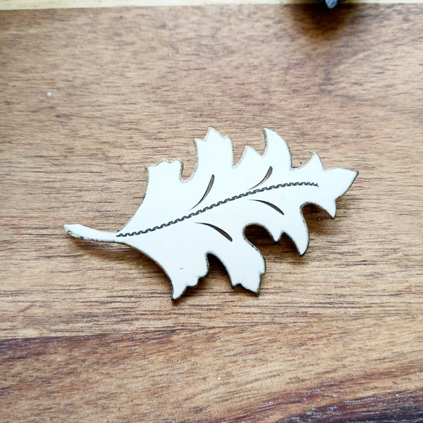 White maple leaf brooch vintage enamel plant motif pin mid-century 80s frosted nature theme jewelry gold tone metal medium large accessory