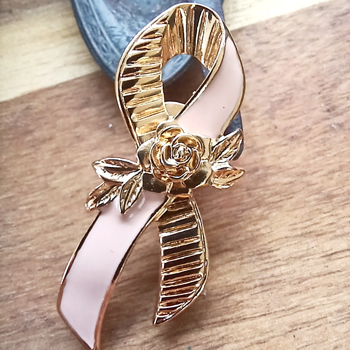 Broche Vintage AVON Barbie 1996 - Neuf Avec Étiquettes (NOS) - Dorée - Collection