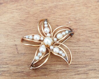 Alice Caviness pearl brooch gold filled star pin 1950s flower two-tone jewelry timeless vintage designer classic elegant delicate dainty mom