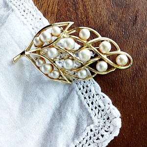 Elizabethan style leaf brooch vintage faux pearl and gold tone pin large elegant Tudor look jewelry classy bold beautiful gift for women