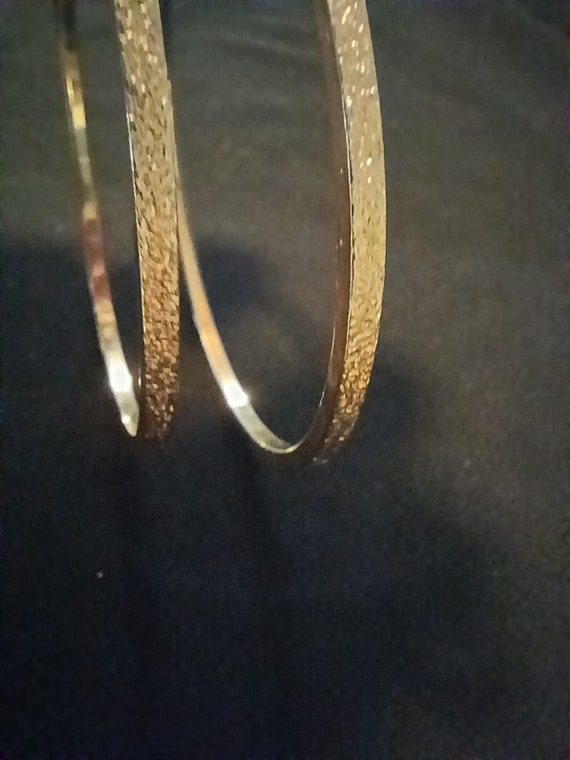 Set of 2 signed Monet gold tone bangle bracelets,… - image 5