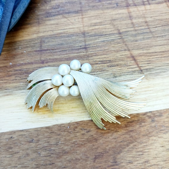 Vintage crown trifari brooch gold feathered pin f… - image 2