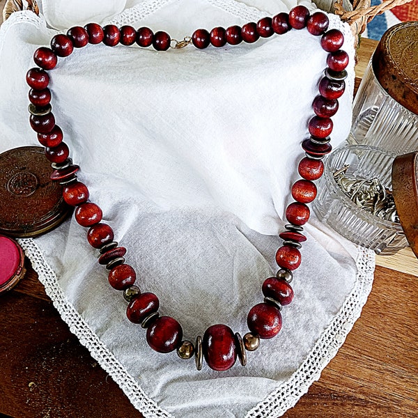 Vintage graduated wooden bead and metal necklace, reddish varnished chunky natural alternating discs balls earthy jewelry long 70s 80s