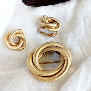 Vintage signed Sarah Coventry gold knot parure, three strand eternity knot set, textured gold tone pin clipon earrings, 80s jewelry gift