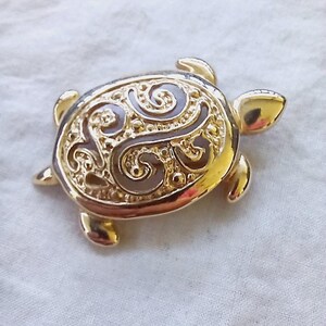 Schildkröte Swirl Brosche hübsches Vintages Goldton Tierstift elegantes stilisiertes Reptilschmuck schönes Schildkrötengeschenk für Frauen oder Naturliebhaber