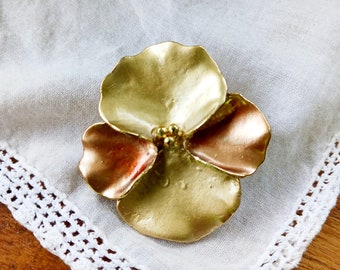 Goud koperen viooltje broche metallic tweekleurige bloem pin vintage orchidee bloei sieraden lente hanger neutrale klassieke jaren '80 vrouwelijke converteerbaar