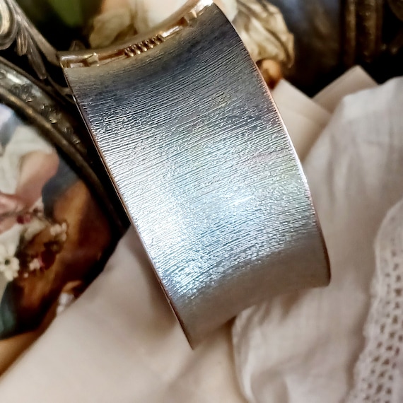 Wide vintage cuff, textured silver tone brutalist… - image 3