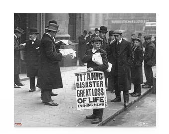 Könnte beinhalten: Ein Schwarzweißfoto eines Zeitungsjungen, der eine Zeitung mit der Schlagzeile "Titanic Disaster Great Loss Of Life" Evening News hält. Das Foto wurde in den Straßen von New York City aufgenommen.