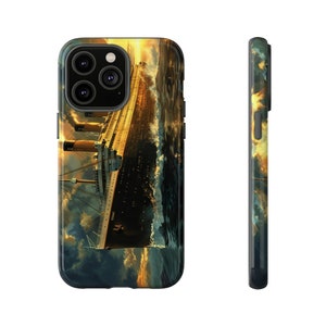 Puede incluir: Una funda de teléfono negra con una imagen colorida del Titanic navegando por el océano al atardecer. La funda tiene un recorte para el objetivo de la cámara y un borde negro.