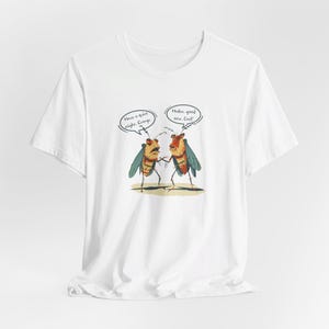 Bella + Canvas の Cicadas ユーモア T シャツ、ユニセックス ジャージー 半袖 T シャツ、ホワイトまたはナチュラル、レトロな漫画プリント