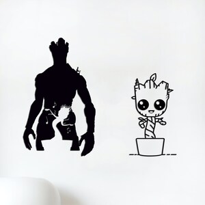 Può includere: Adesivo da parete in silhouette bianco e nero di un personaggio di supereroe con un piccolo personaggio di pianta in vaso. Il personaggio di supereroe è in piedi con le braccia distese e il personaggio di pianta sorride con occhi grandi.