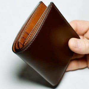 Shell Cordovan Brieftasche aus Vollnarbenleder, Braune Maßgeschneiderte Vertikale Bi-Fold-Brieftasche, Klassische Herren-Brieftasche, Luxusgeschenk nach Maß